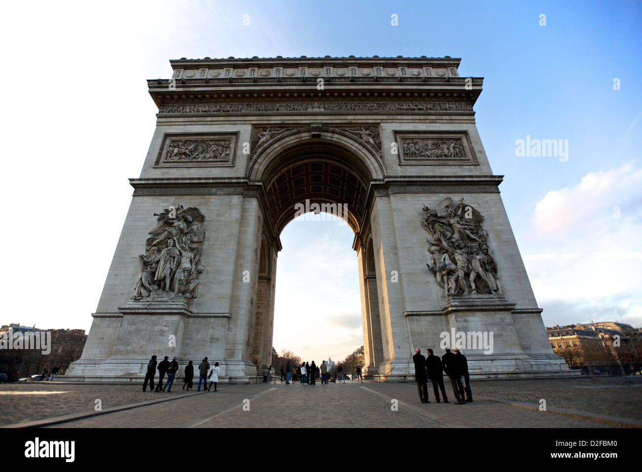 Il magnifico Arco di Trionfo di Parigi, in Francia, catturato da una prospettiva bassa, mette in risalto la sua grandiosa architettura e le intricate sculture Foto Stock