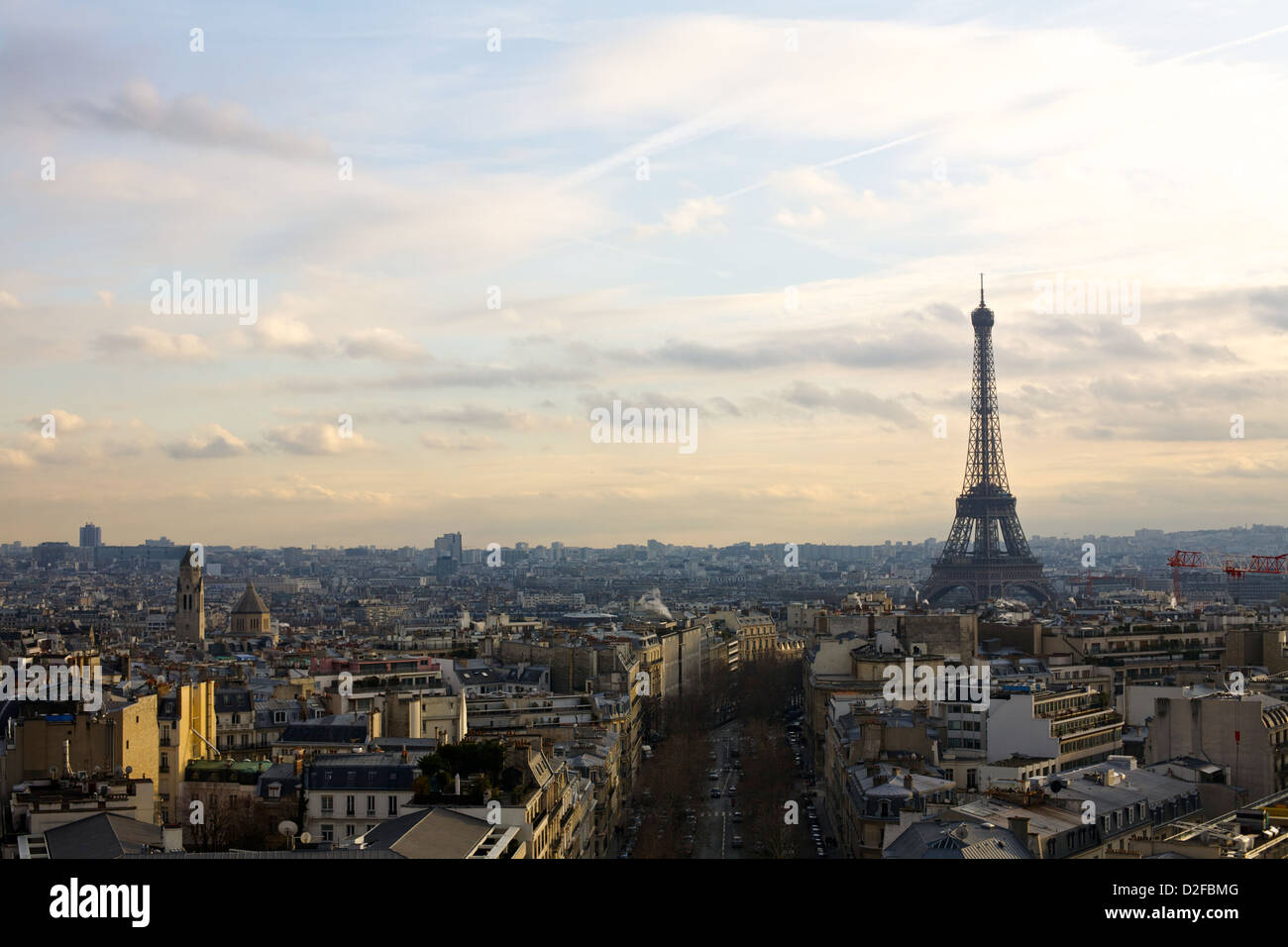 Una veduta sopraelevata di Parigi con la Torre Eiffel che si erge su uno sfondo di morbide nuvole, che mostra la bellezza e il fascino senza tempo della città Foto Stock