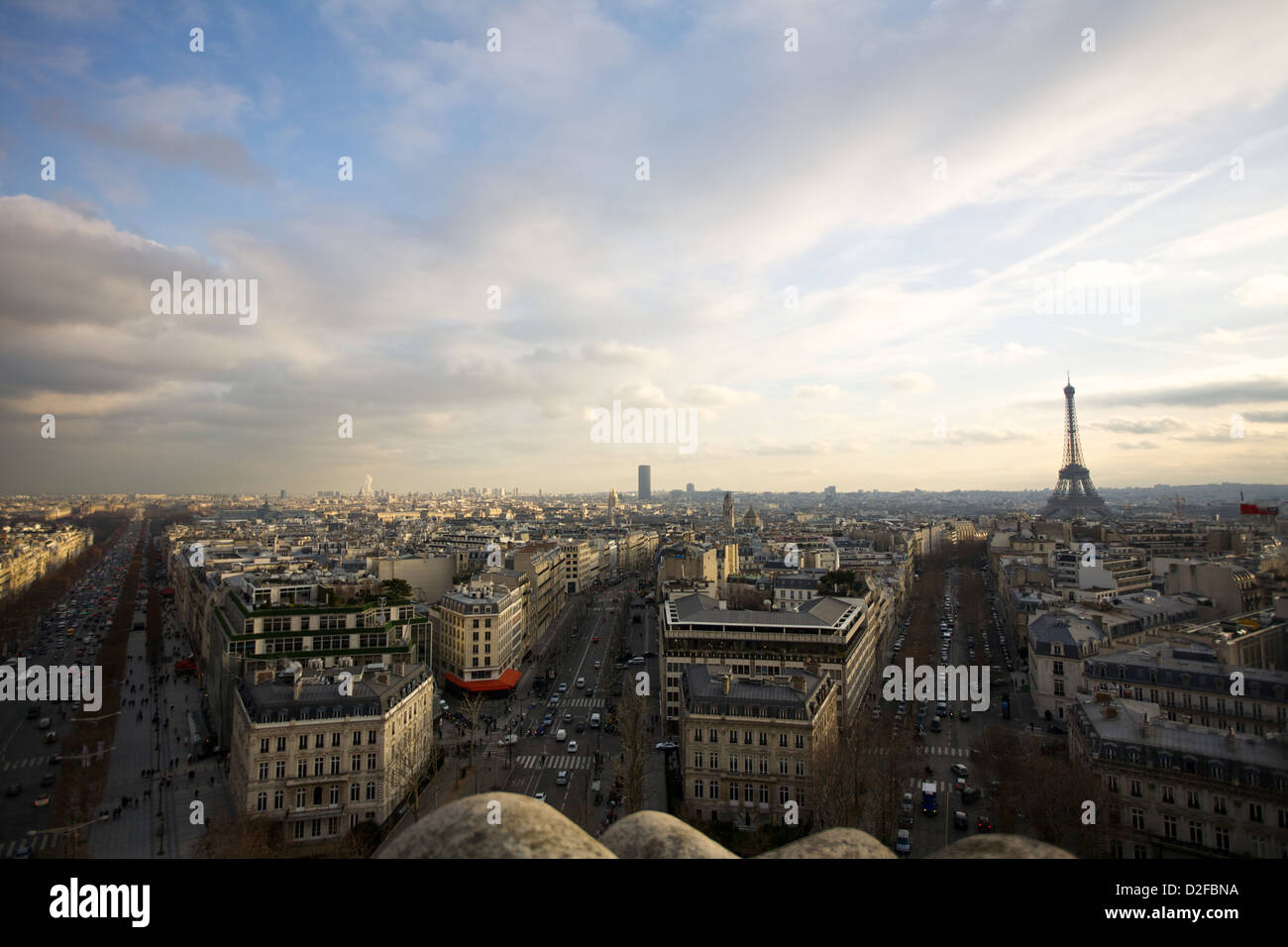 Una vista panoramica mozzafiato di Parigi, con la Torre Eiffel e il vasto paesaggio urbano sotto un cielo dinamico, visto dall'Arco di Trionfo Foto Stock