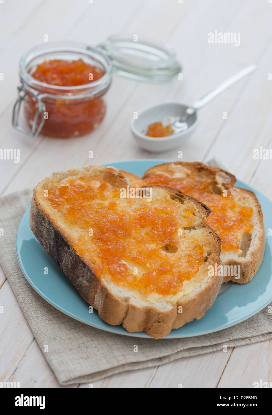 Pompelmo rosa marmellata sul pane tostato Foto Stock