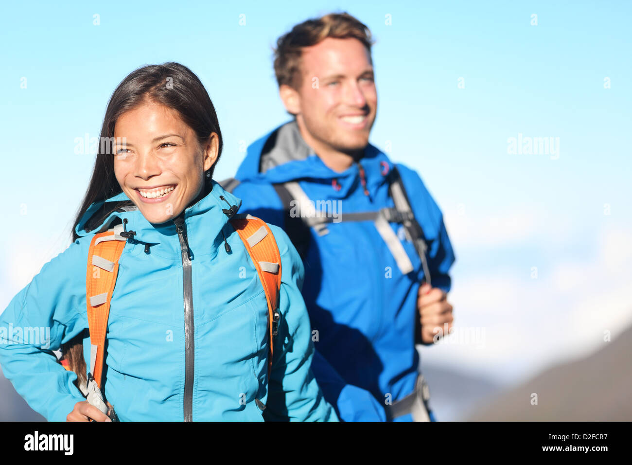 Giovani interracial giovane razza mista giovane a camminare in alta montagna con zaino Foto Stock