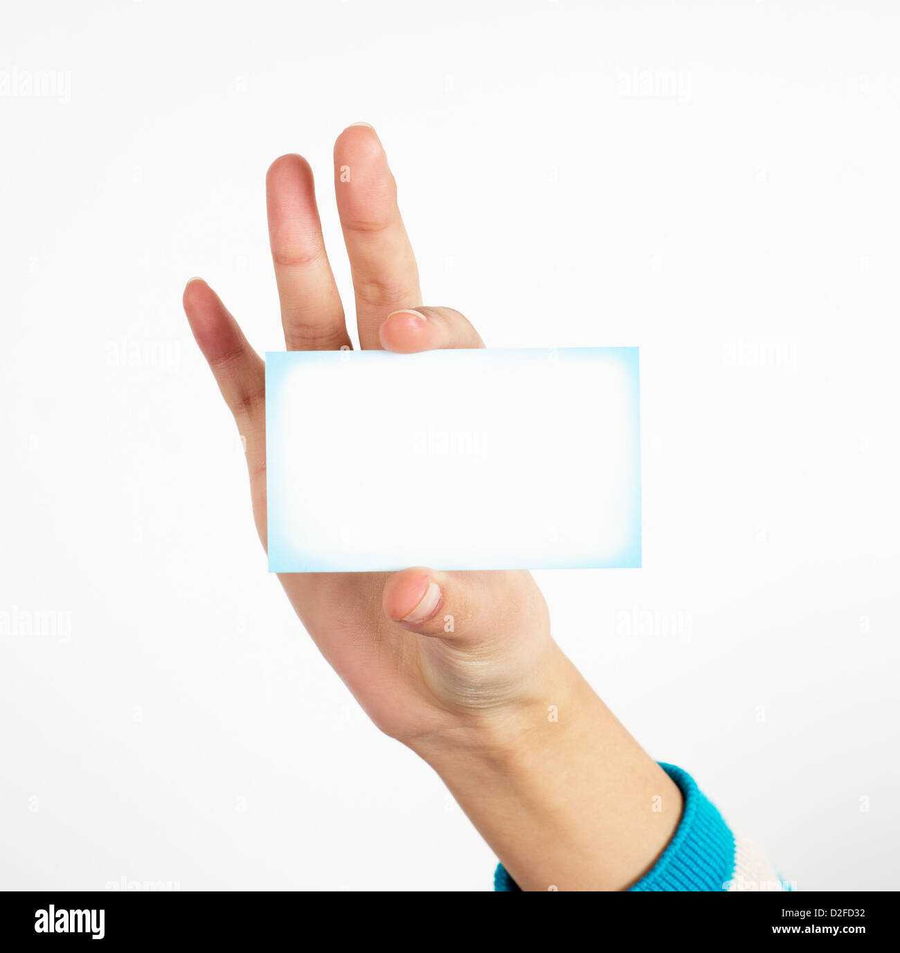 Donna che mantiene blank business card in mano. Foto Stock