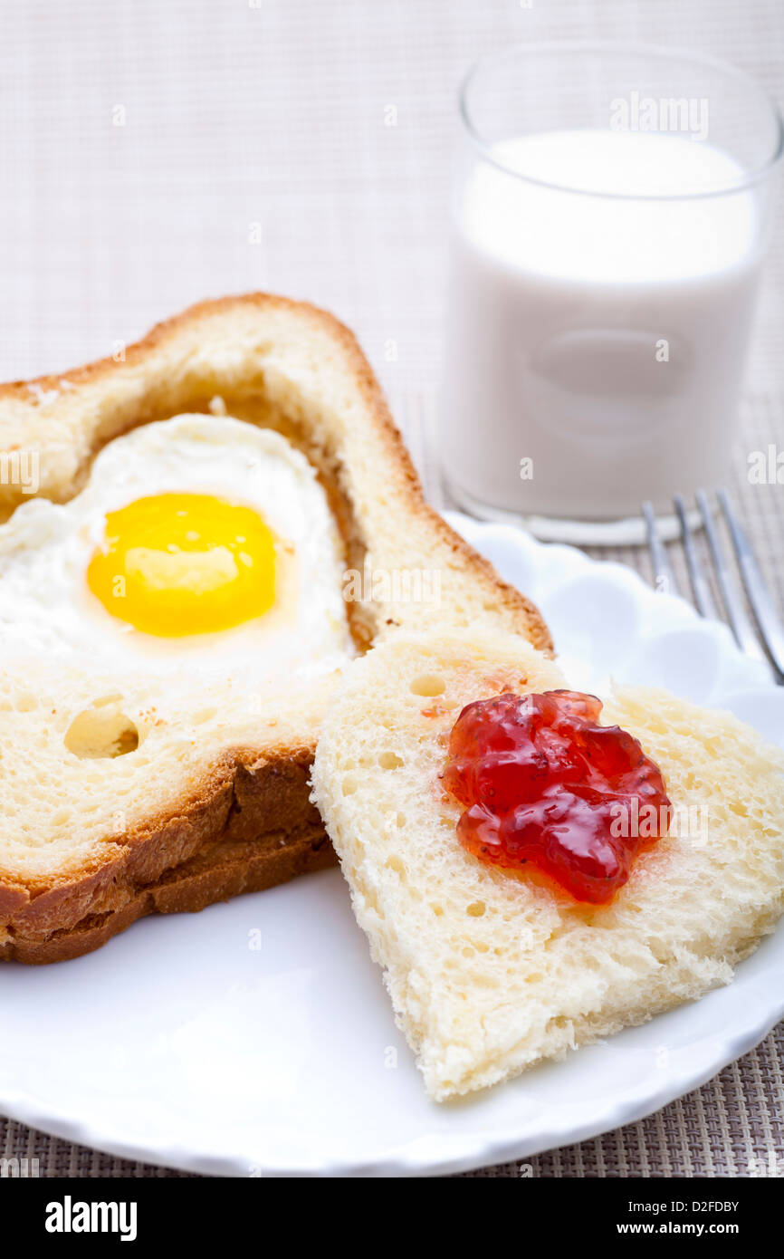 La prima colazione - a forma di cuore, pane e uova Torta marrone. Foto Stock