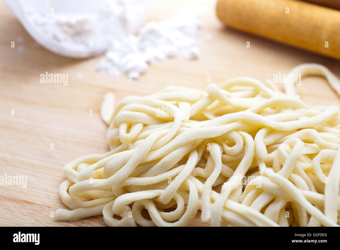 Pasta fatta in casa sulla breadboard Foto Stock