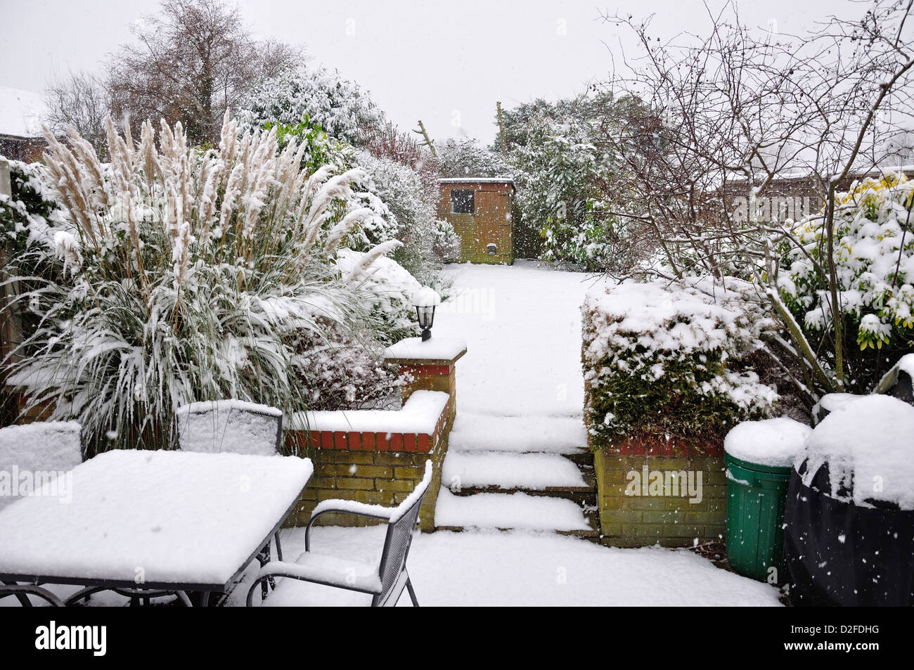 Piccolo giardino coperto di neve, Stanwell Moor, Surrey, England, Regno Unito Foto Stock