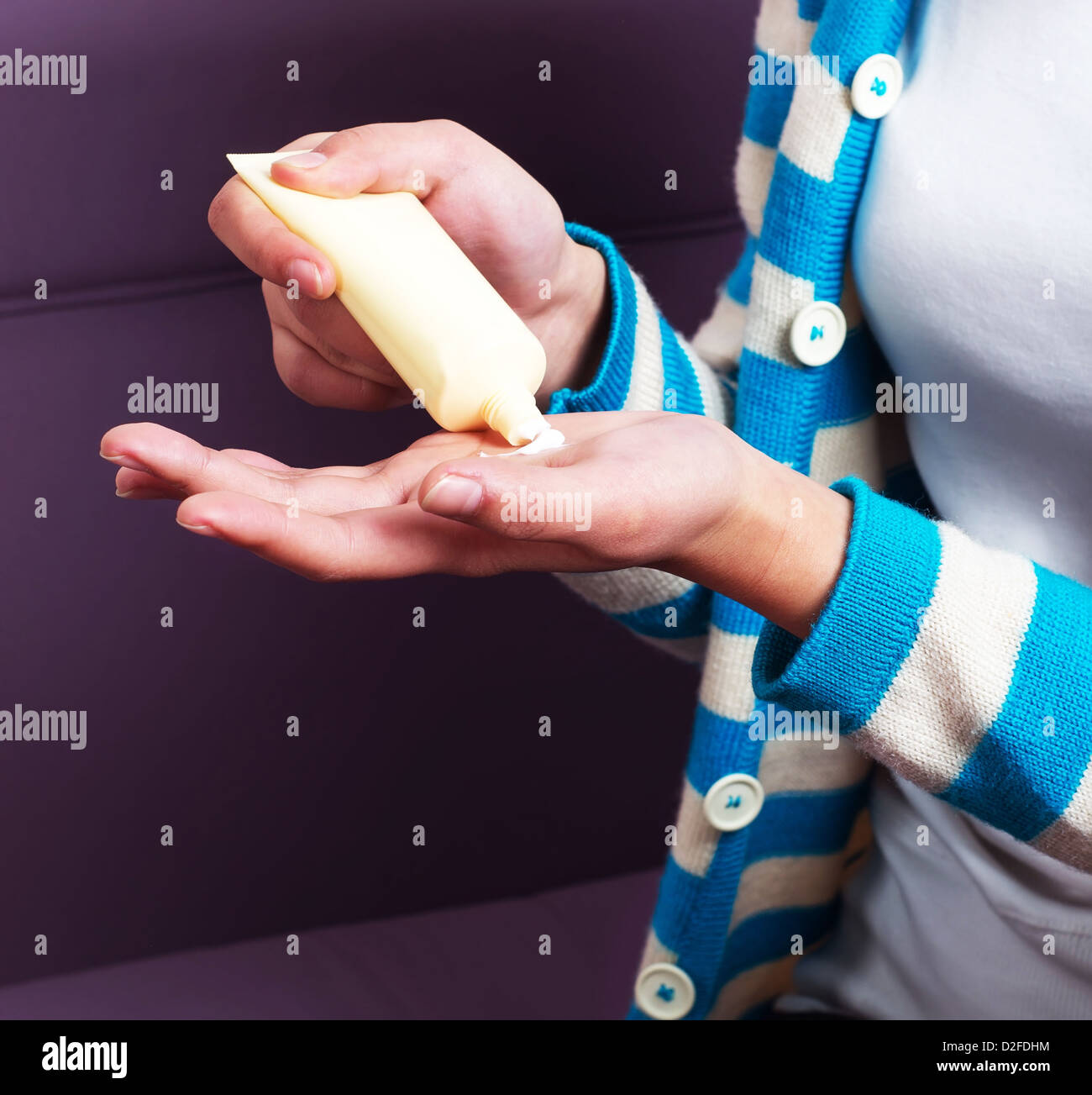 Close-up donna fuori della crema mani. Foto Stock