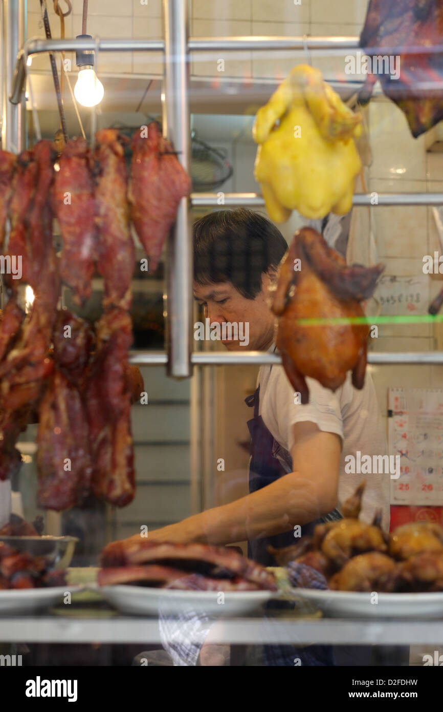 Hong Kong, Cina, chef al lavoro in cucina Foto Stock