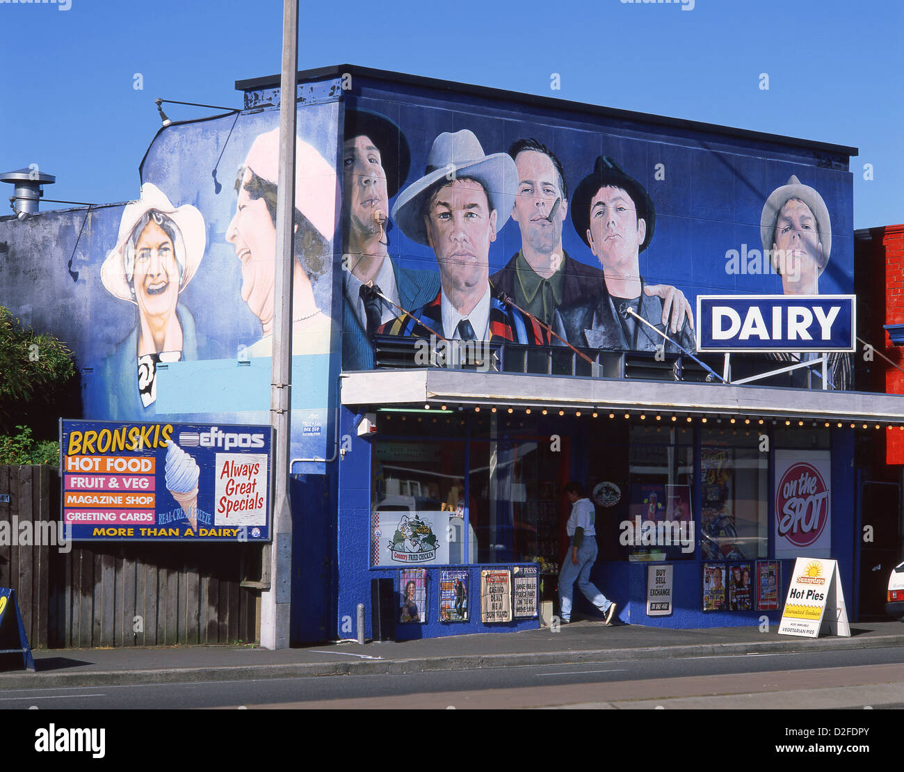 Pitture Murali su caseificio locale (edicola), Waltham, Christchurch, Canterbury, quartiere di South Island, in Nuova Zelanda Foto Stock