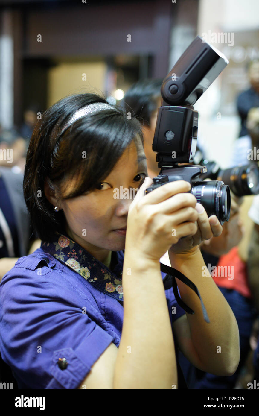 Hong Kong, Cina, una donna con una foto fotocamera Foto Stock