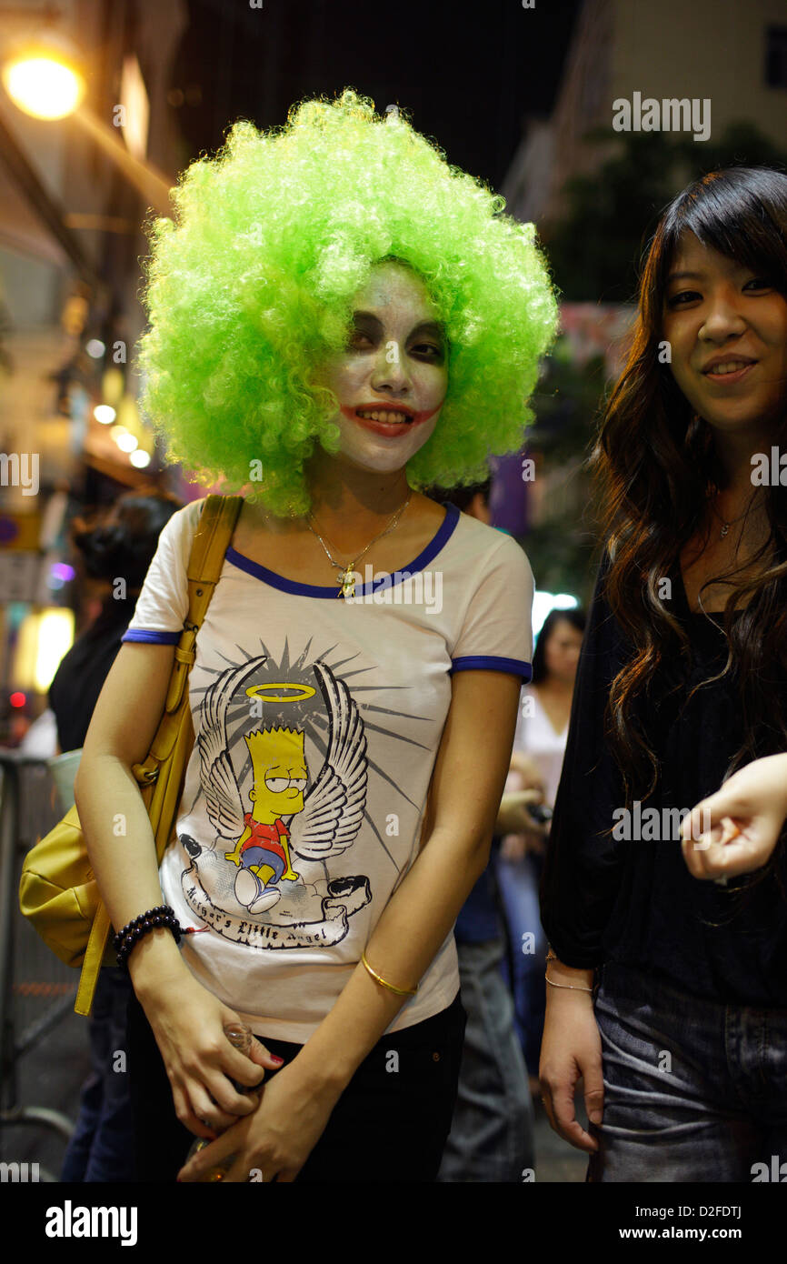 Hong Kong, Cina, una donna con parrucca verde in posa per i fotografi Foto Stock