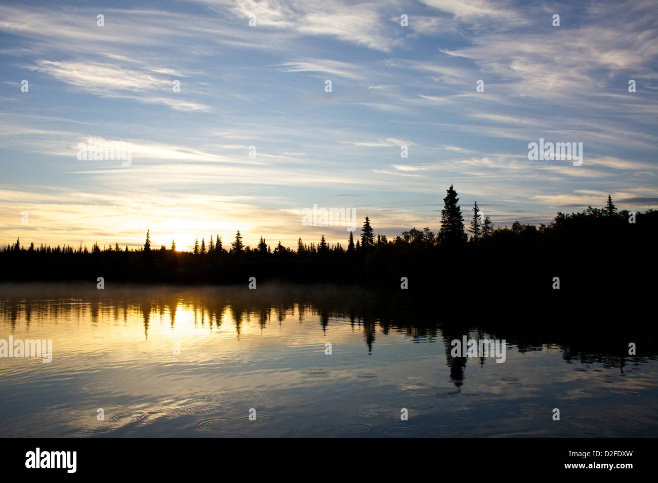 Alba sul lago Iliamna in Alaska Foto Stock