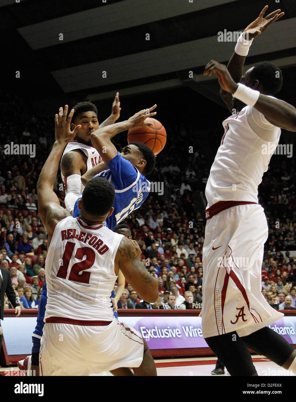 22 gennaio 2013 - Tuscaloosa, AL, Stati Uniti d'America - Kentucky Wildcats guard Ryan Harrow (12) siamo rimasti bloccati nel traffico e aveva il suo tiro bloccato da Alabama Crimson Tide center Moussa Gueye (14), a destra, come Alabama battere Kentucky 59-55 Martedì 22 Gennaio, 2013 in Tuscaloosa, AL. Foto di Mark Cornelison | personale (credito Immagine: © Lexington Herald-Leader/ZUMAPRESS.com) Foto Stock