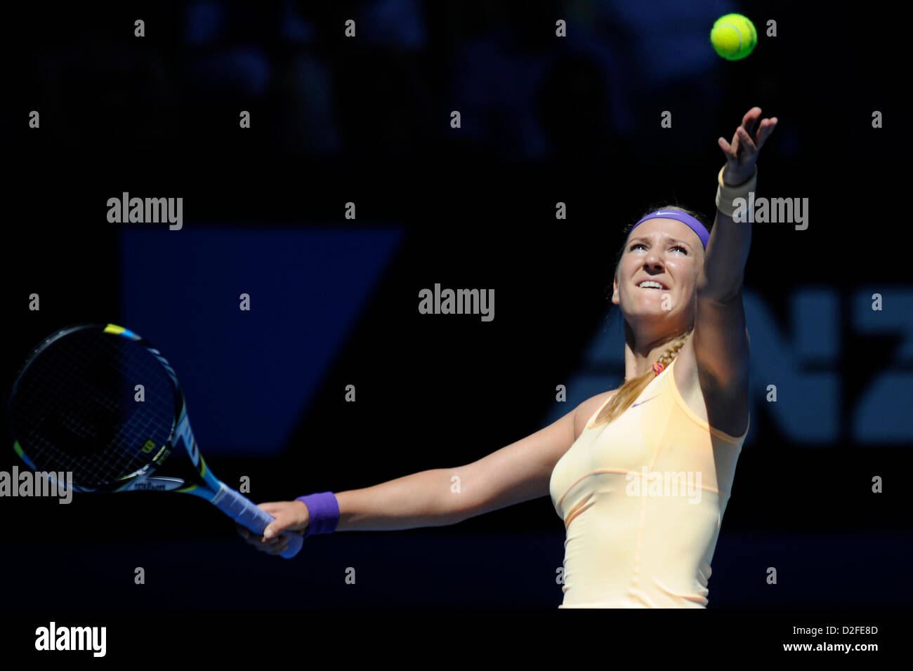 21.01.2013 Melbourne, Australia. Victoria Azarenka della Bielorussia si prepara a servire nel suo match contro Svetlana Kuznetsova sul giorno dieci degli Australian Open di Melbourne Park. Foto Stock