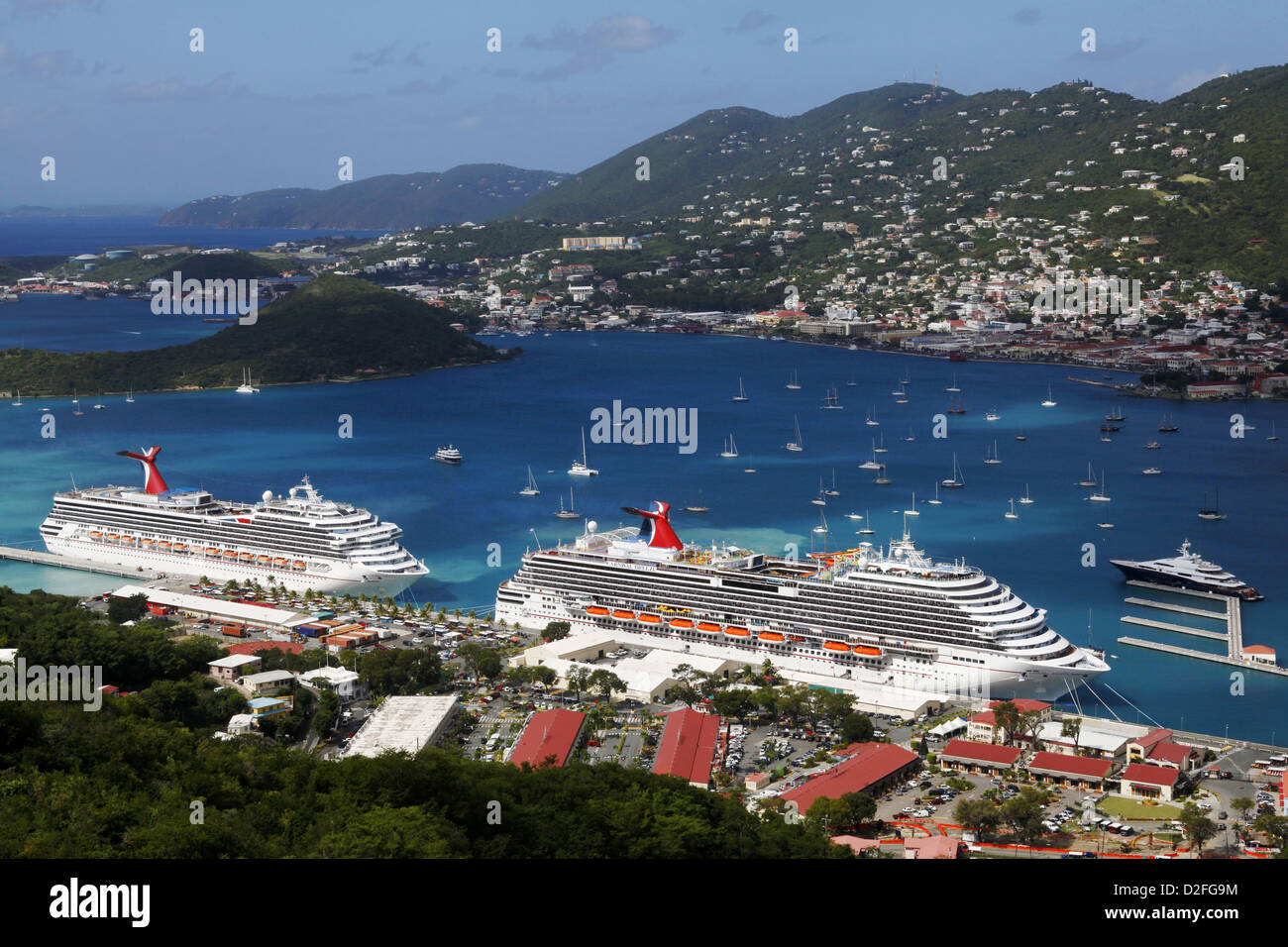 Carnival Liberty e Carnival Breeze visto da di Paradise Point, Charlotte Amalie, san Tommaso, Isole Vergini USA, Caraibi Foto Stock