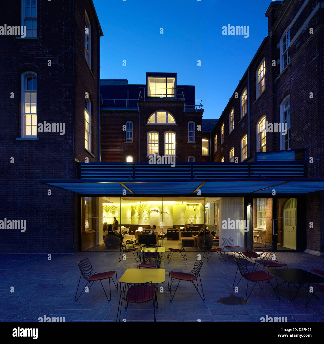 Maddalena Chapter House, Exeter, Regno Unito. Architetto: Feilden Clegg Bradley Studios LLP, 2012. Il cortile al tramonto con vista Foto Stock