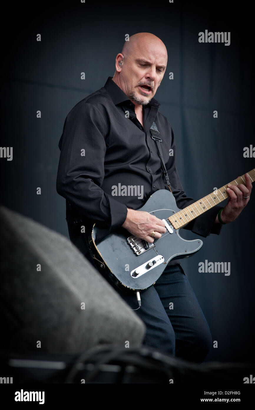 Gli Stranglers chitarrista e cantante BAZ WARNE sul palco a V Festival, Essex Foto Stock