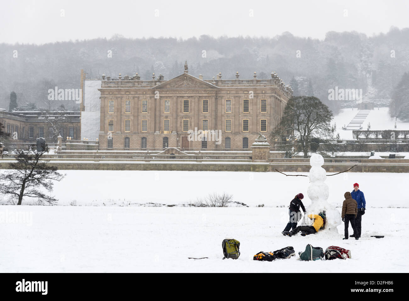 Neve invernale scene intorno a Chatsworth Derbyshire dopo la nevicata Gennaio 2013 con persone di divertirsi e giocare nella neve Foto Stock