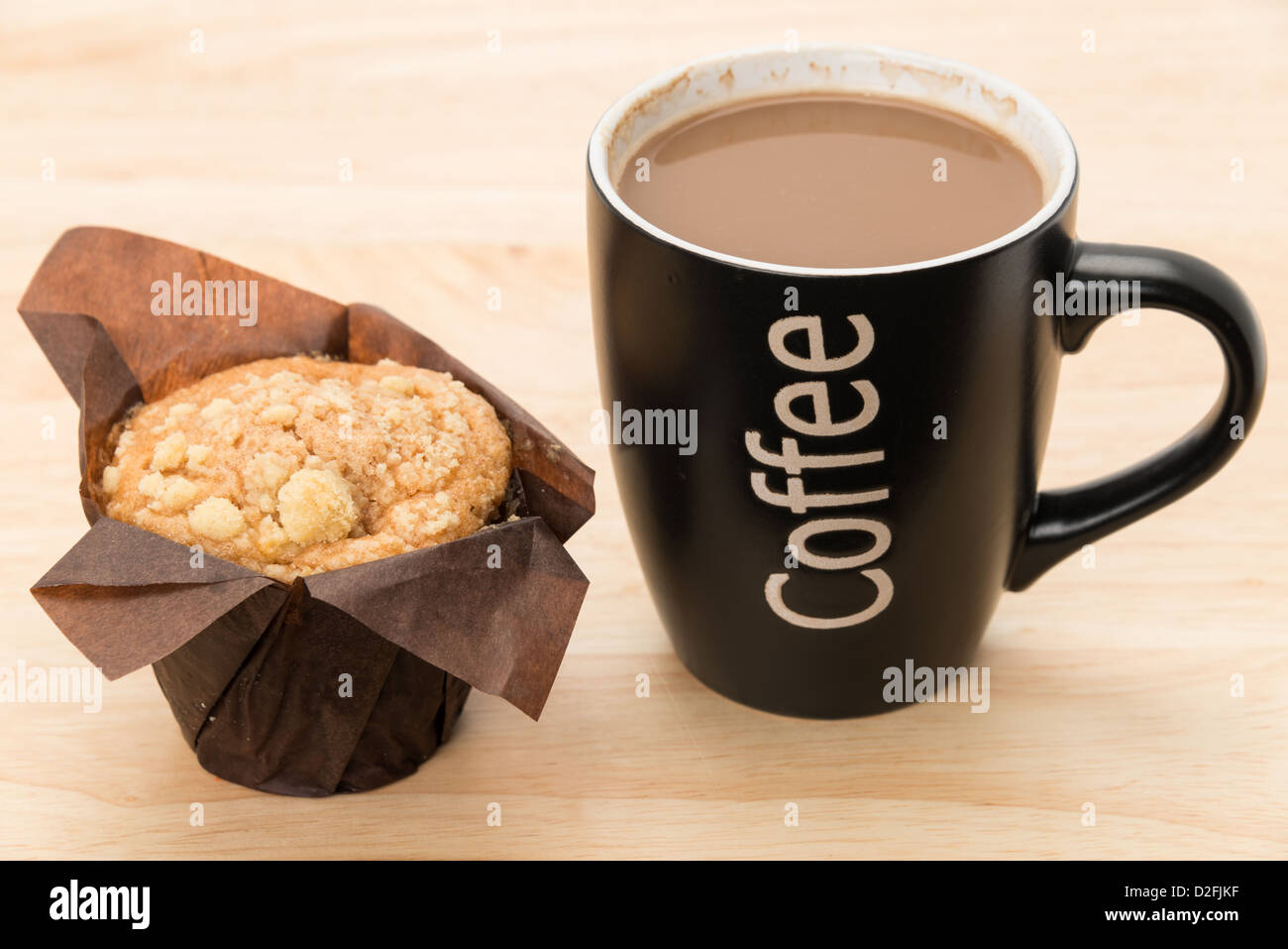 Una tazza di caffè con un pane appena sfornato muffin - studio shot Foto Stock