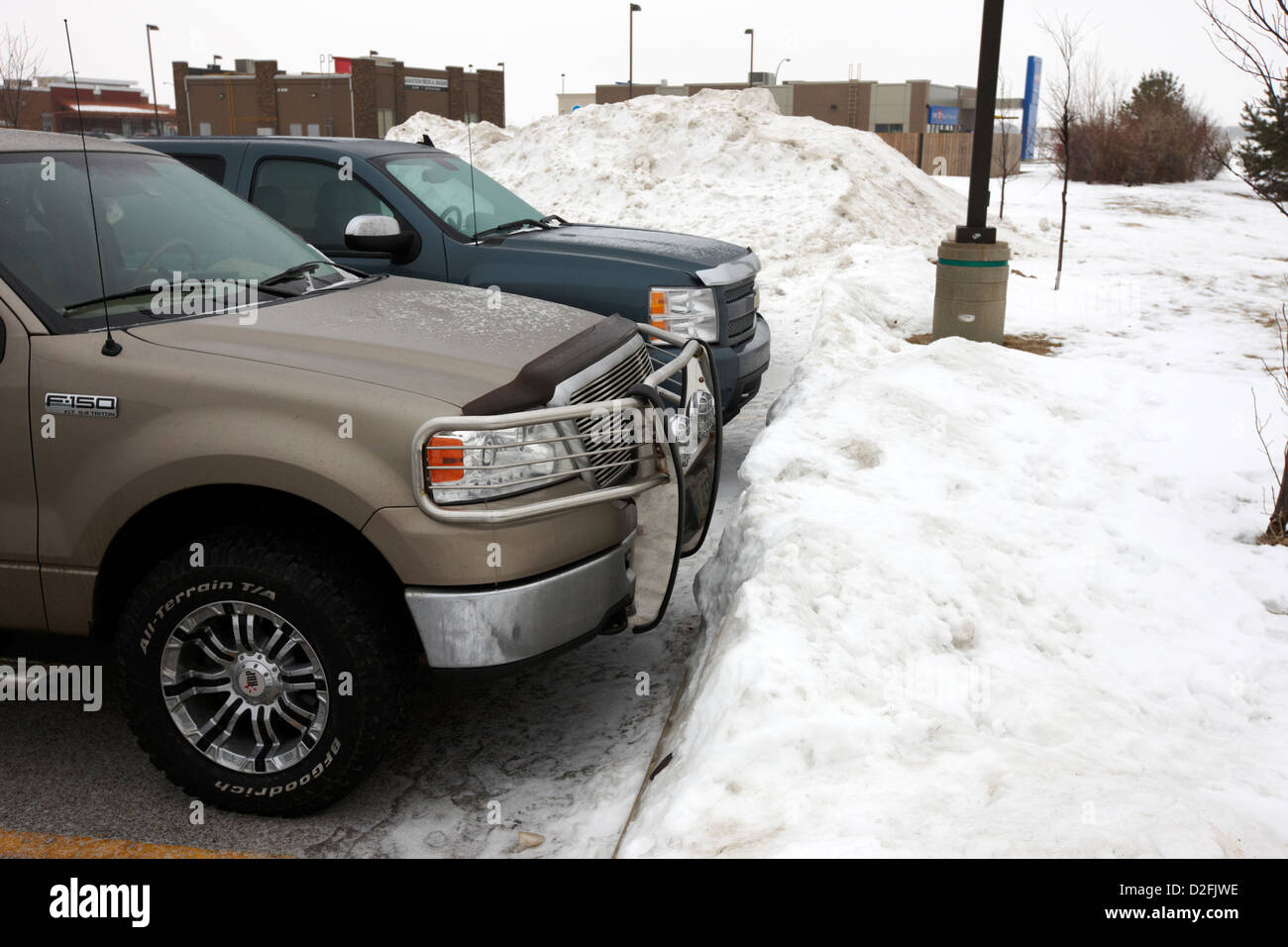 I furgoni parcheggiati in snow cancellata parcheggio Saskatoon Saskatchewan Canada Foto Stock