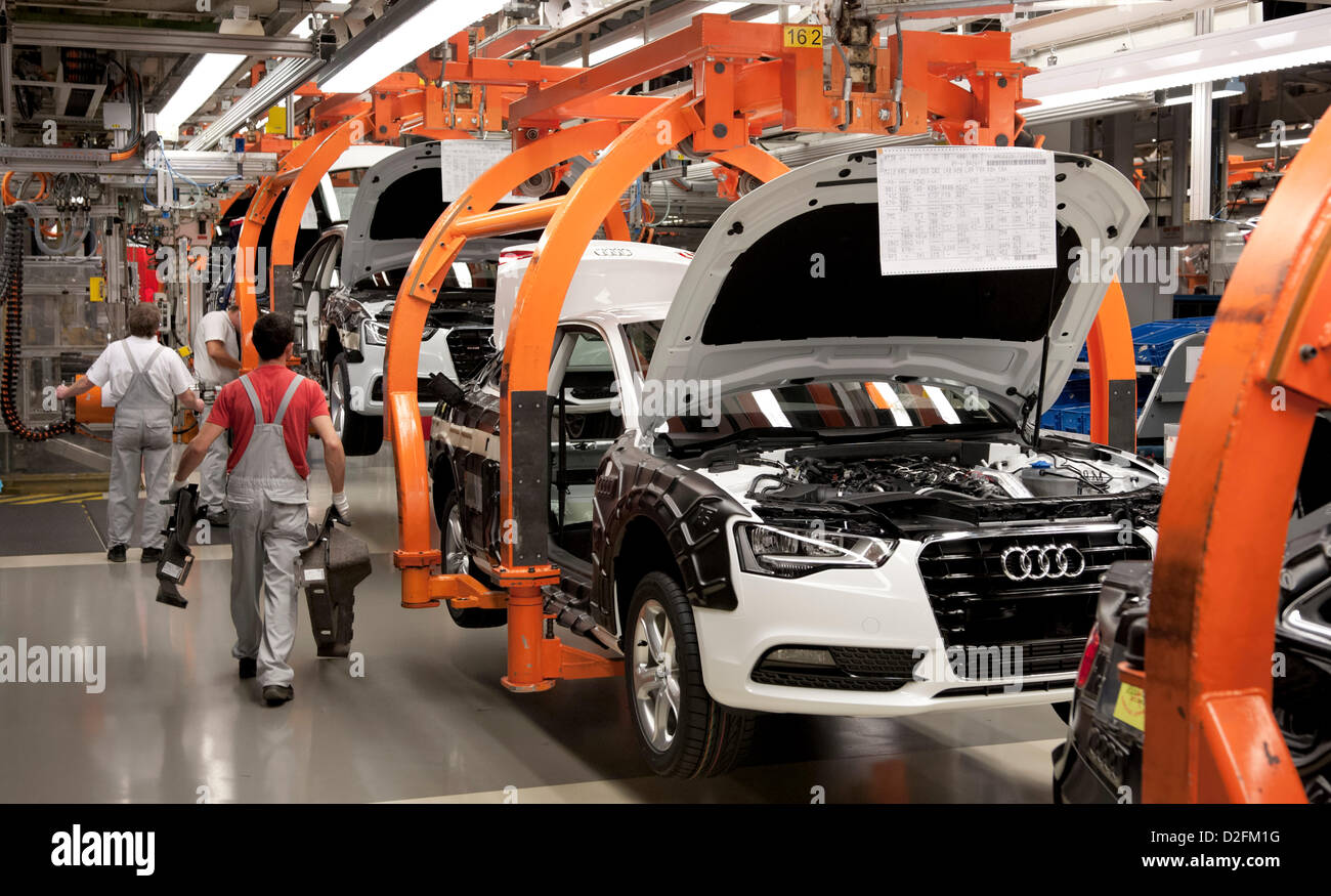 Linea di produzione per l'Audi A4 presso la fabbrica di Audi a Ingolstadt, 29 febbraio 2012. Foto Stock