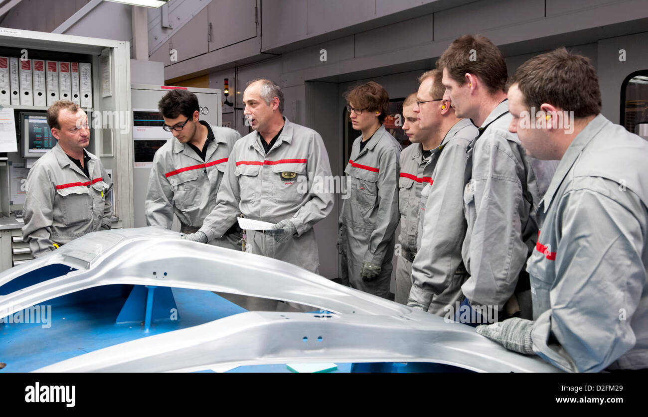 Un caposquadra industriale incarica il co-lavoratori su 29 Febbraio 2012 presso la fabbrica di Audi a Ingolstadt. Foto Stock