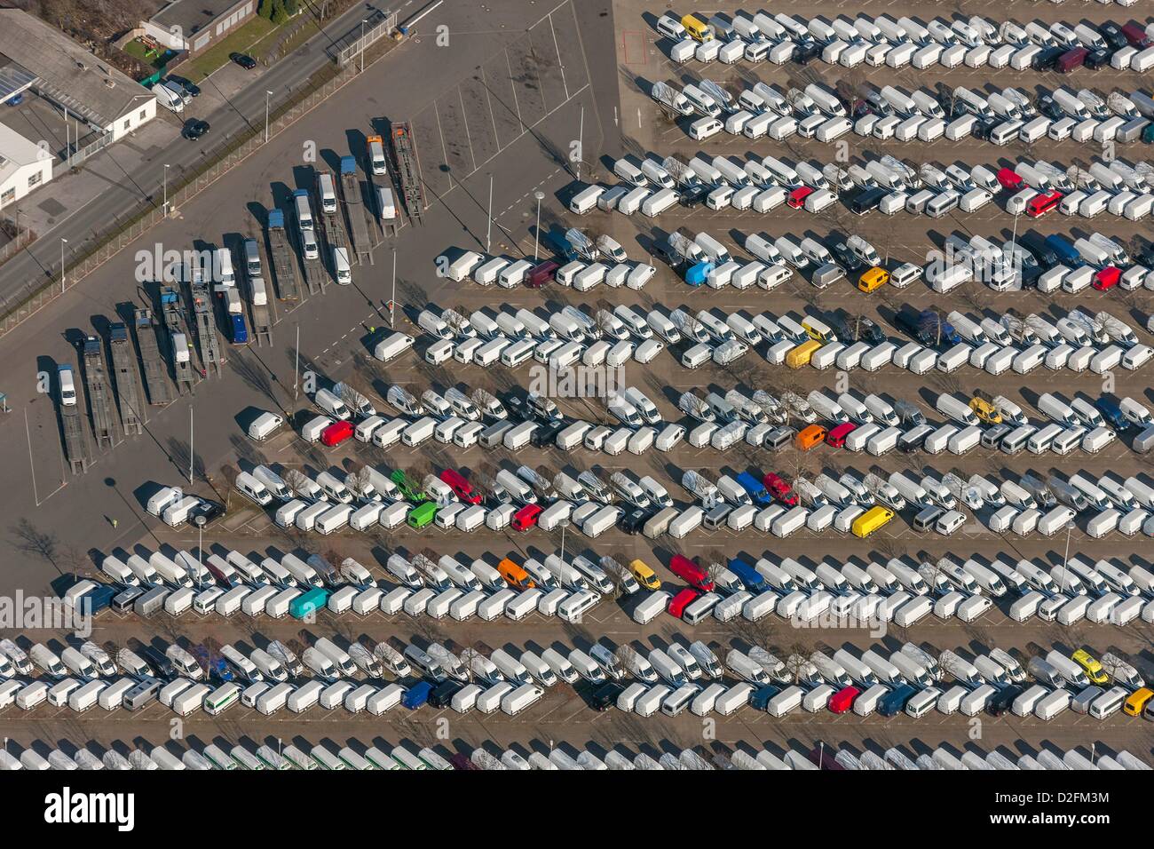 Vista sulla consegna area di parcheggio sul terreno di fabbrica della Mercedes Benz Sprinter produzione in Dusseldorf, il 19 marzo 2012. Foto Stock