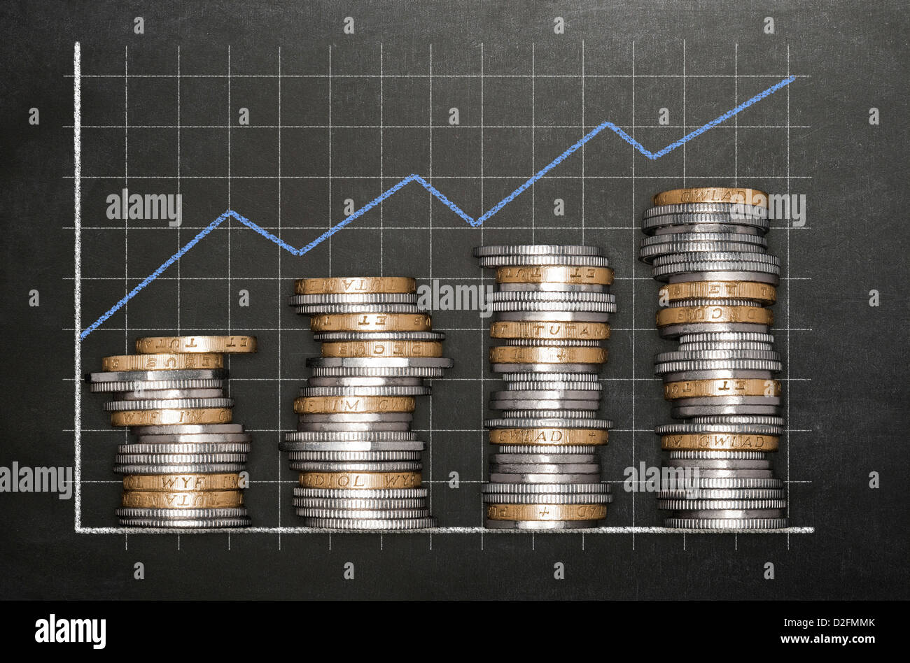Il concetto di crescita delle finanze - Pile di sterling monete su una lavagna background formando un ascendente del grafico a barre Foto Stock