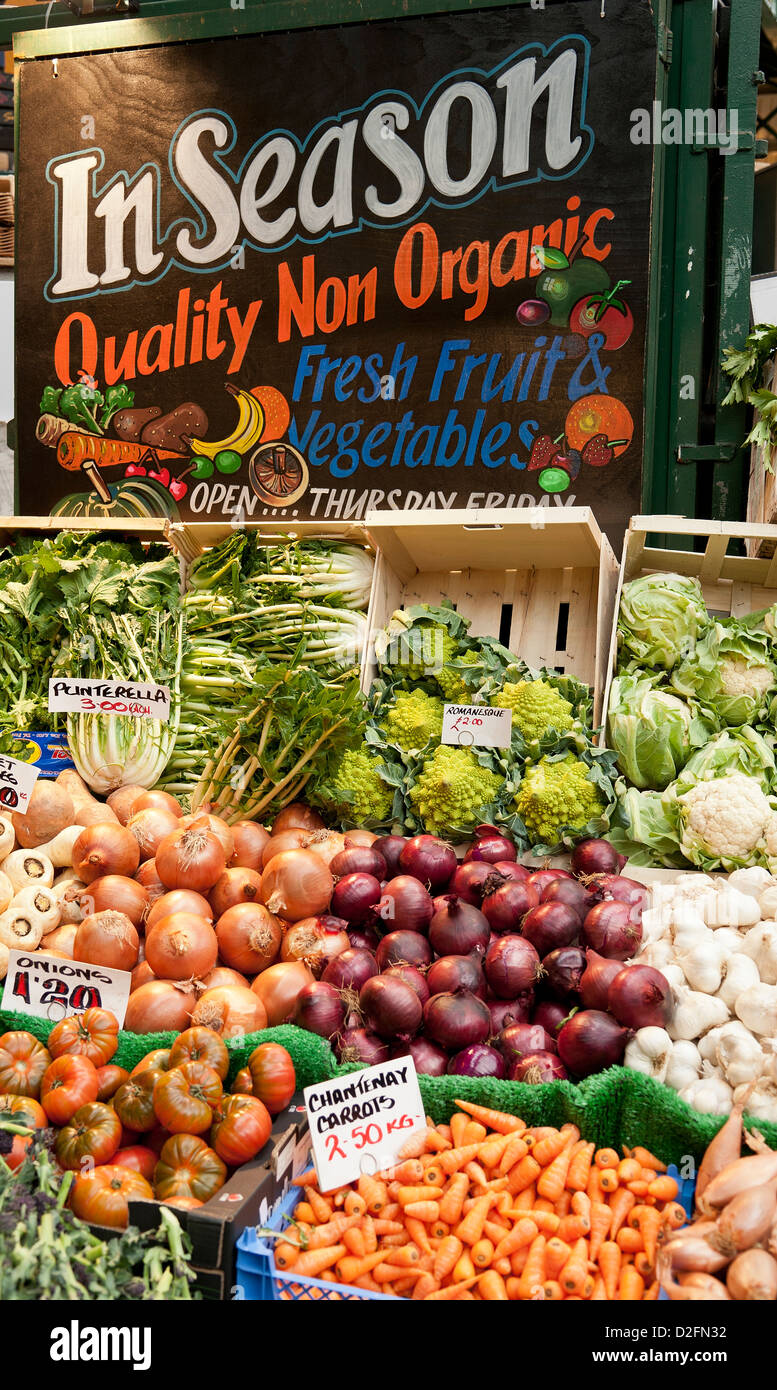 Un Mercato di Borough bancarella vendendo in stagione Non-Organic qualità di frutta e verdura fresca. London REGNO UNITO Foto Stock