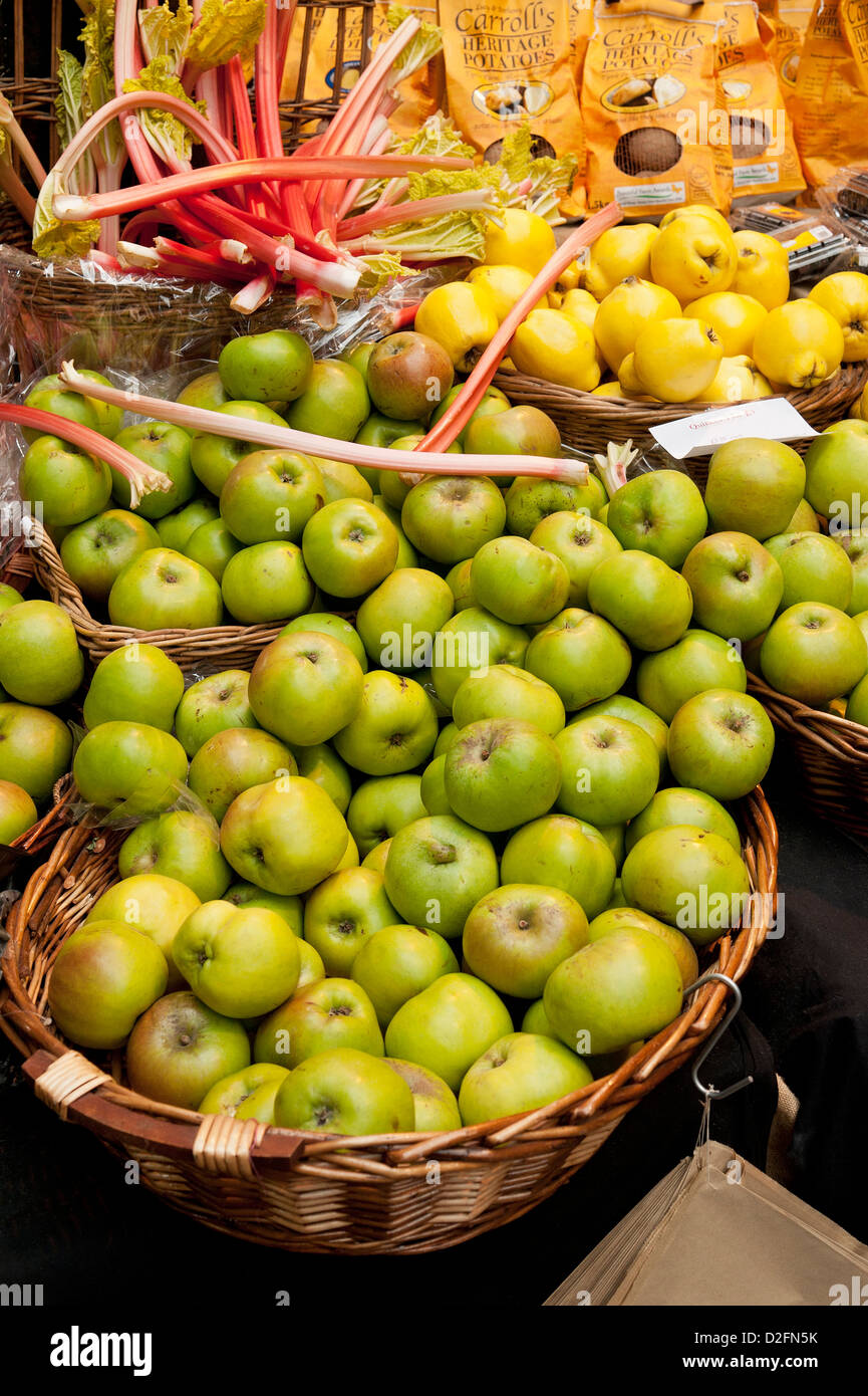 Le mele e il rabarbaro per la vendita al mercato di Borough, London, Regno Unito Foto Stock