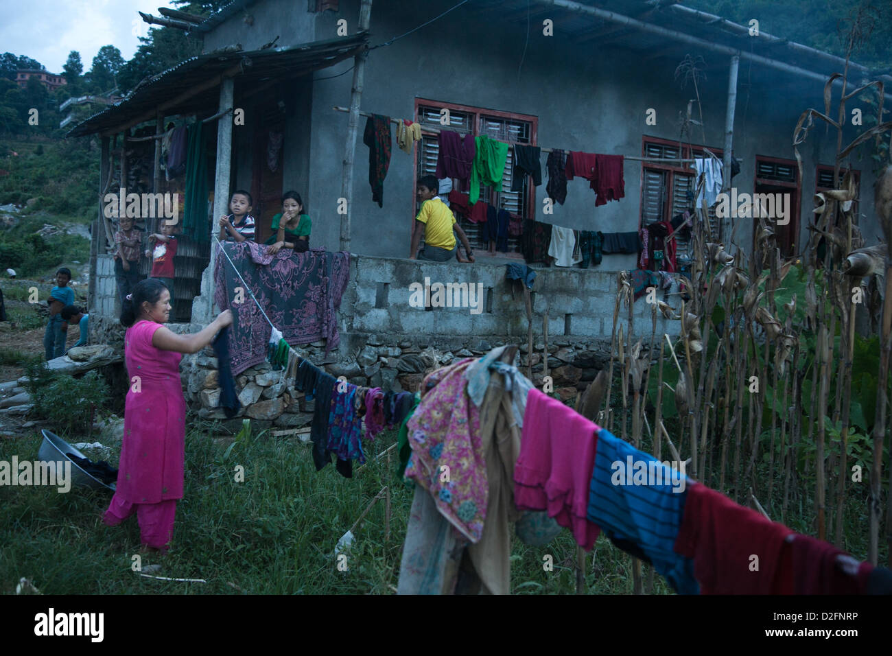 Appendere il lavaggio al tramonto vicino a Dhading. Foto Stock