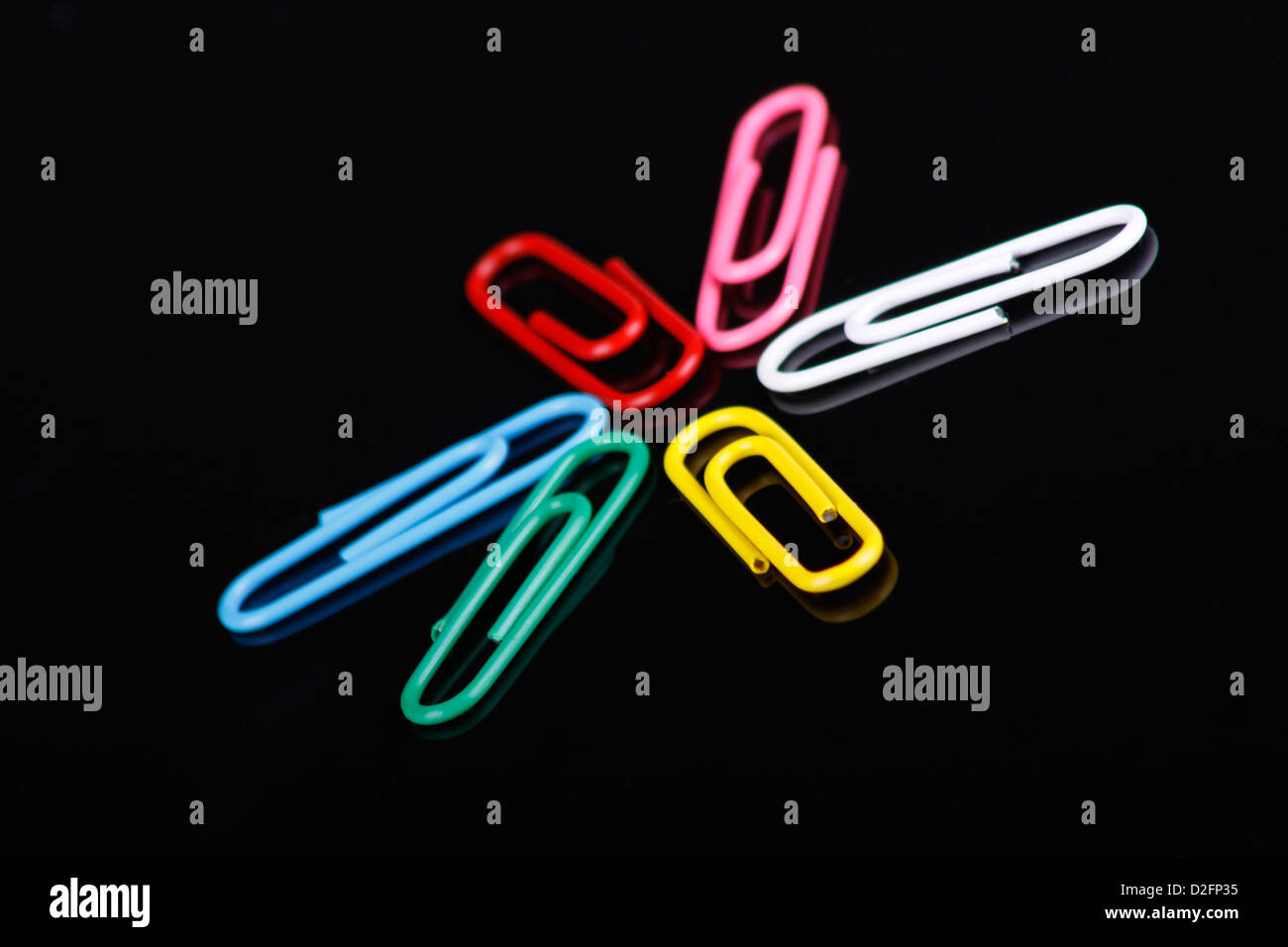 Foto di colorfull graffette su uno sfondo nero Foto Stock