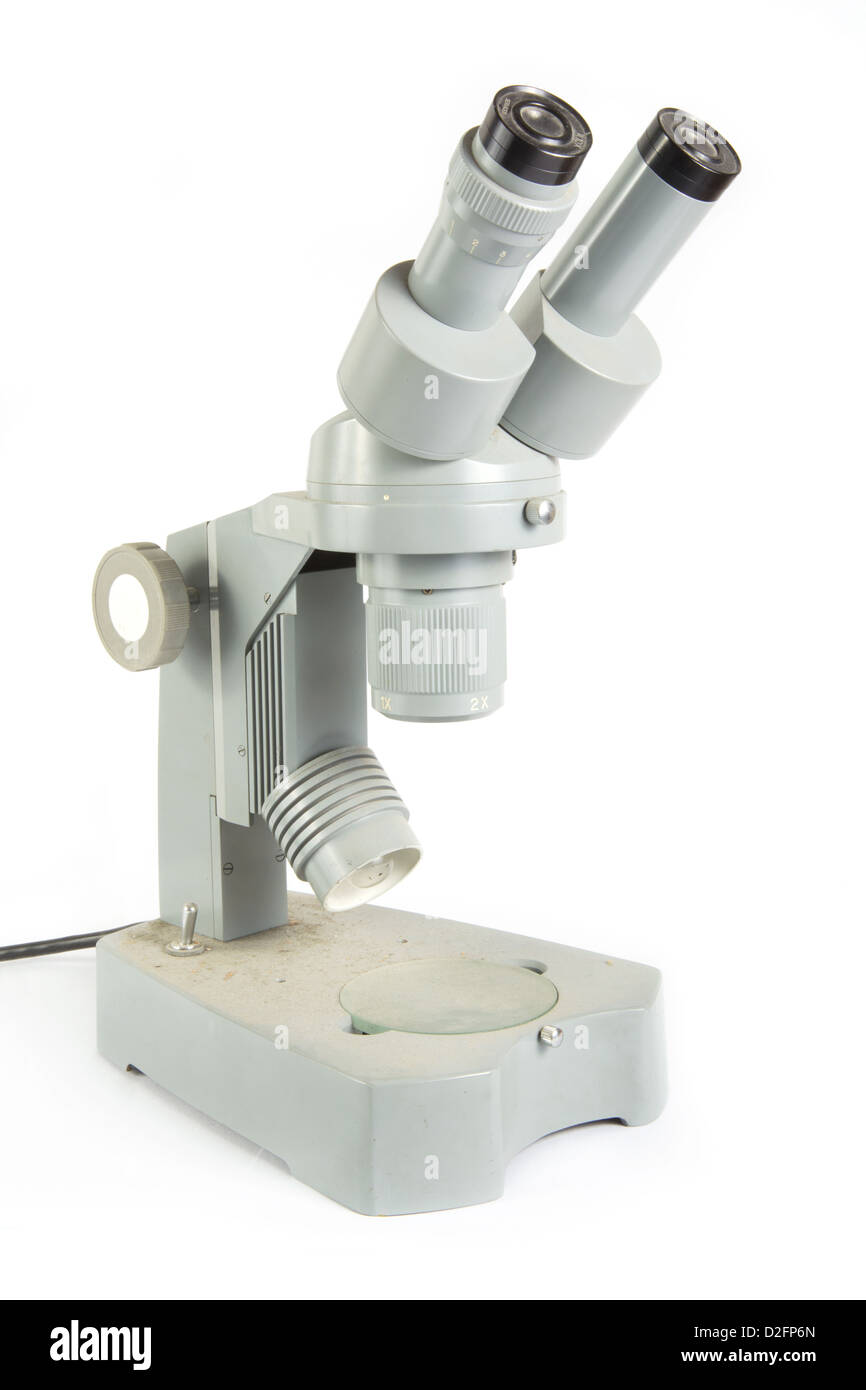 Vecchio stile microscopio sporco su sfondo bianco Foto Stock