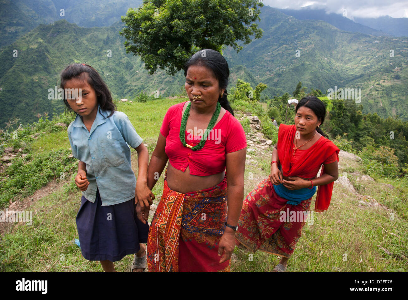Sanamaya Chepang con il suo grand figlia. Sanamaya è la salute locale lavoratore e comunità locale leader. Foto Stock