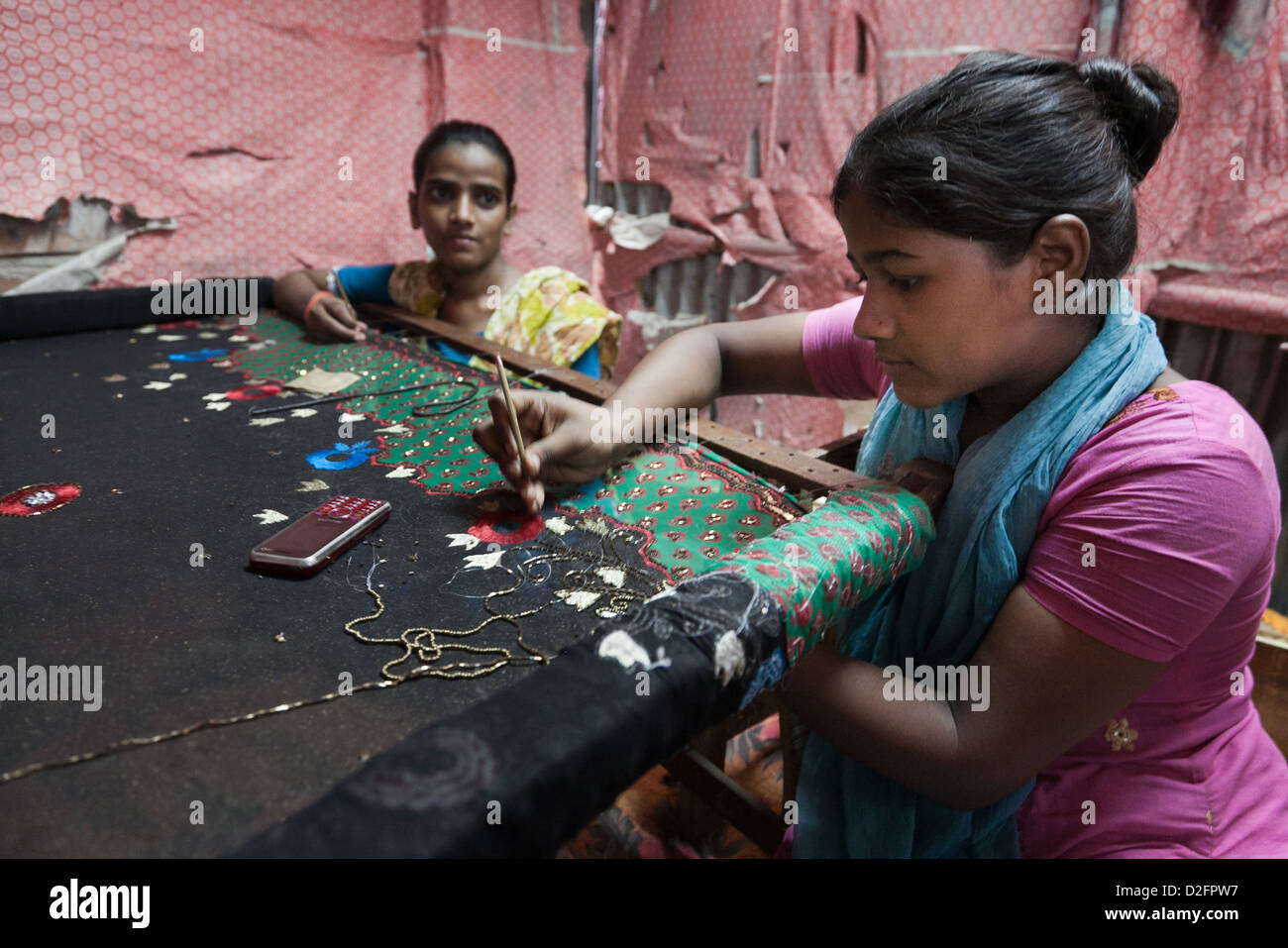 Le tre ragazze, Rabia,18, Munni,15 e Sabia,13, il lavoro a casa rendendo sari. Una fabbrica di out-lasciate che ha commissionato il lavoro. Foto Stock