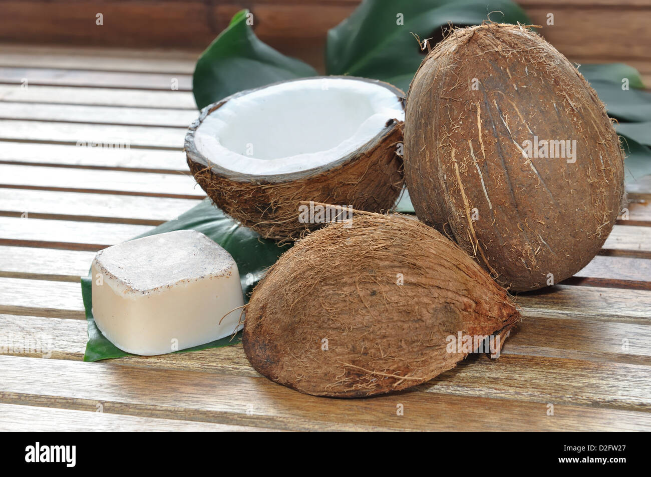Sapone noce di cocco con noci di cocco disposti su un pallet di legno Foto Stock