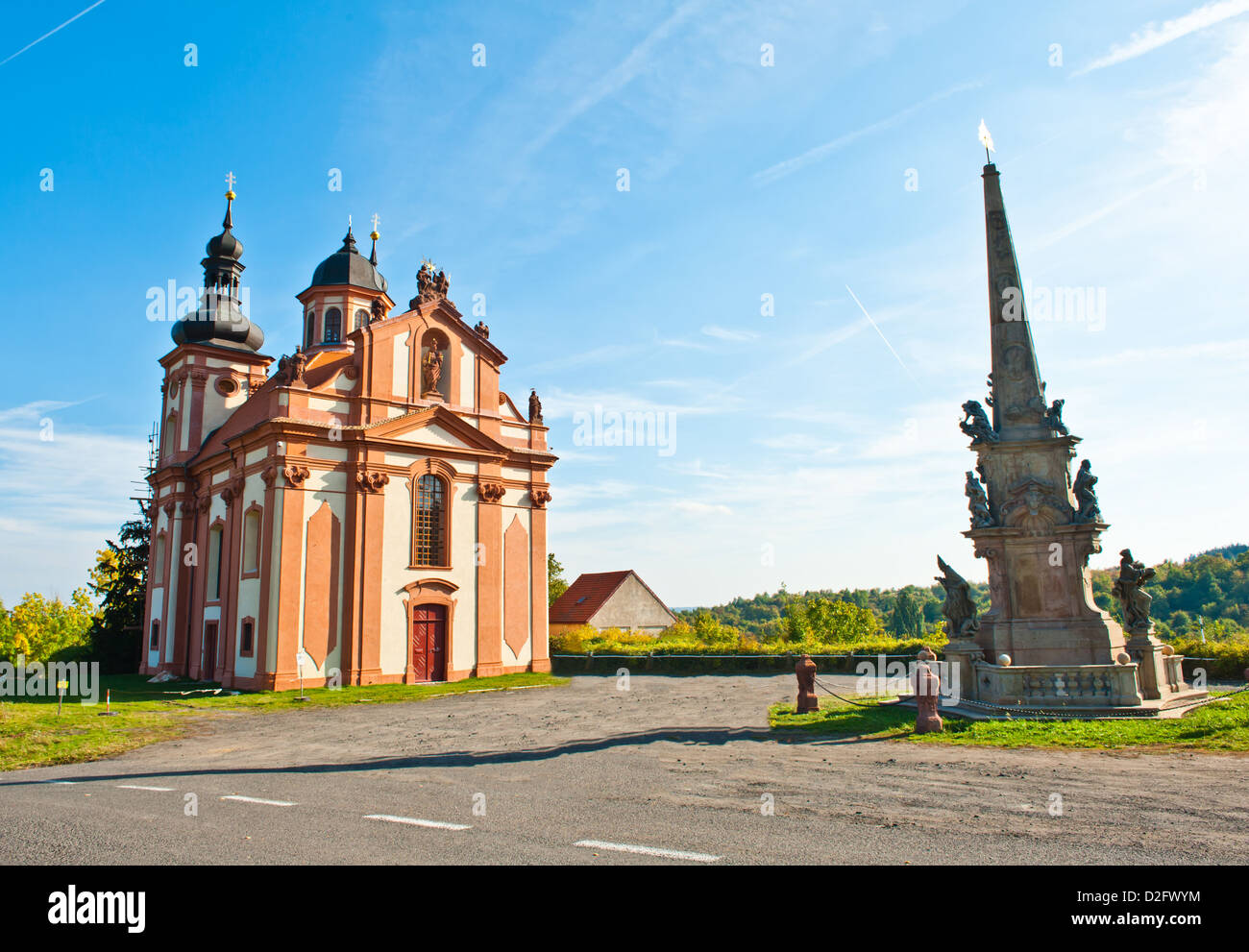 Bella chiesa barocca e il pilastro della Santissima Trinità nella città ceca di Valec Foto Stock