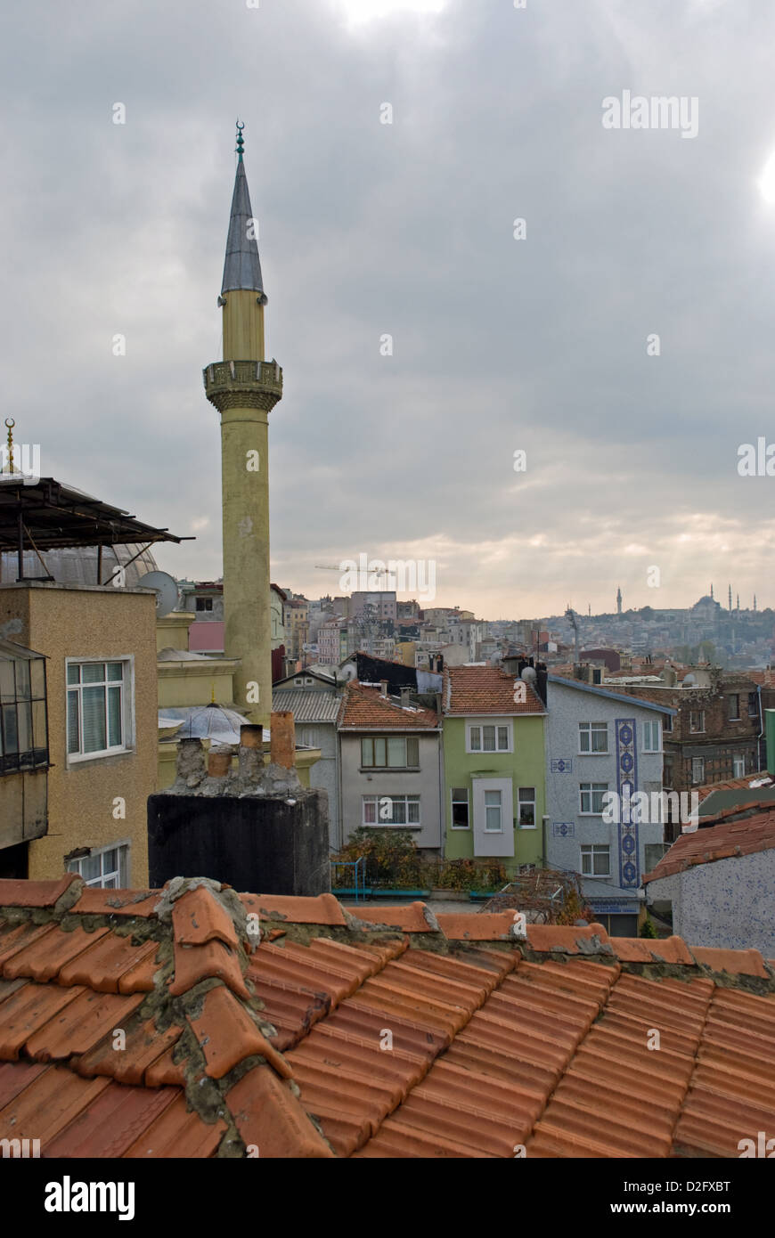Un minareto Tarlabasi nel quartiere di Istanbul. Foto Stock