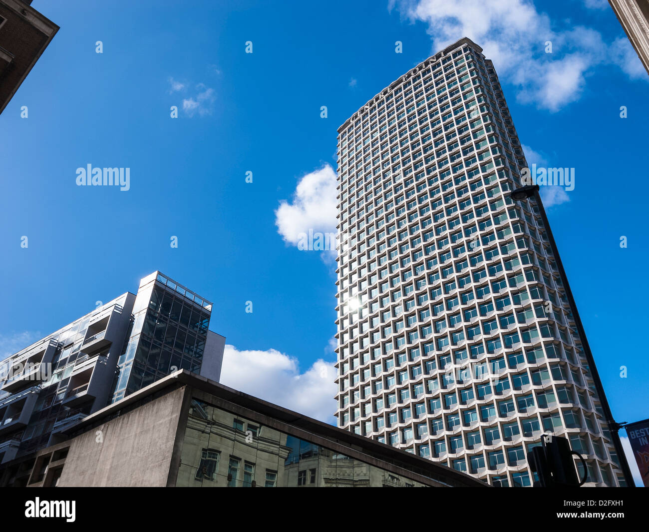 Punto centrale torre in giornata di sole Foto Stock