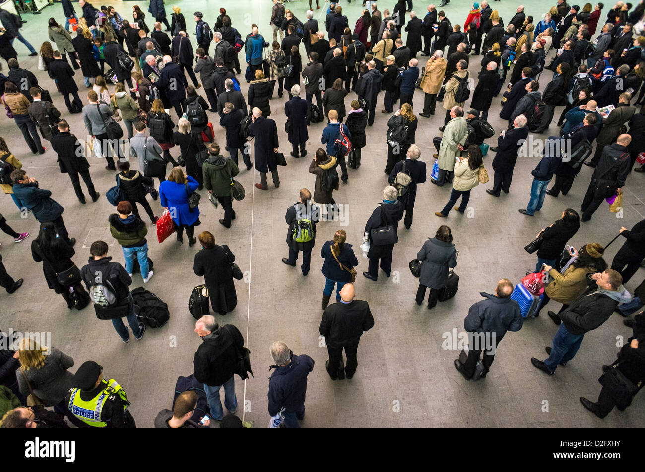 Pendolari - Persone in attesa per i treni presso la stazione di Kings Cross, London, Regno Unito - dal di sopra Foto Stock