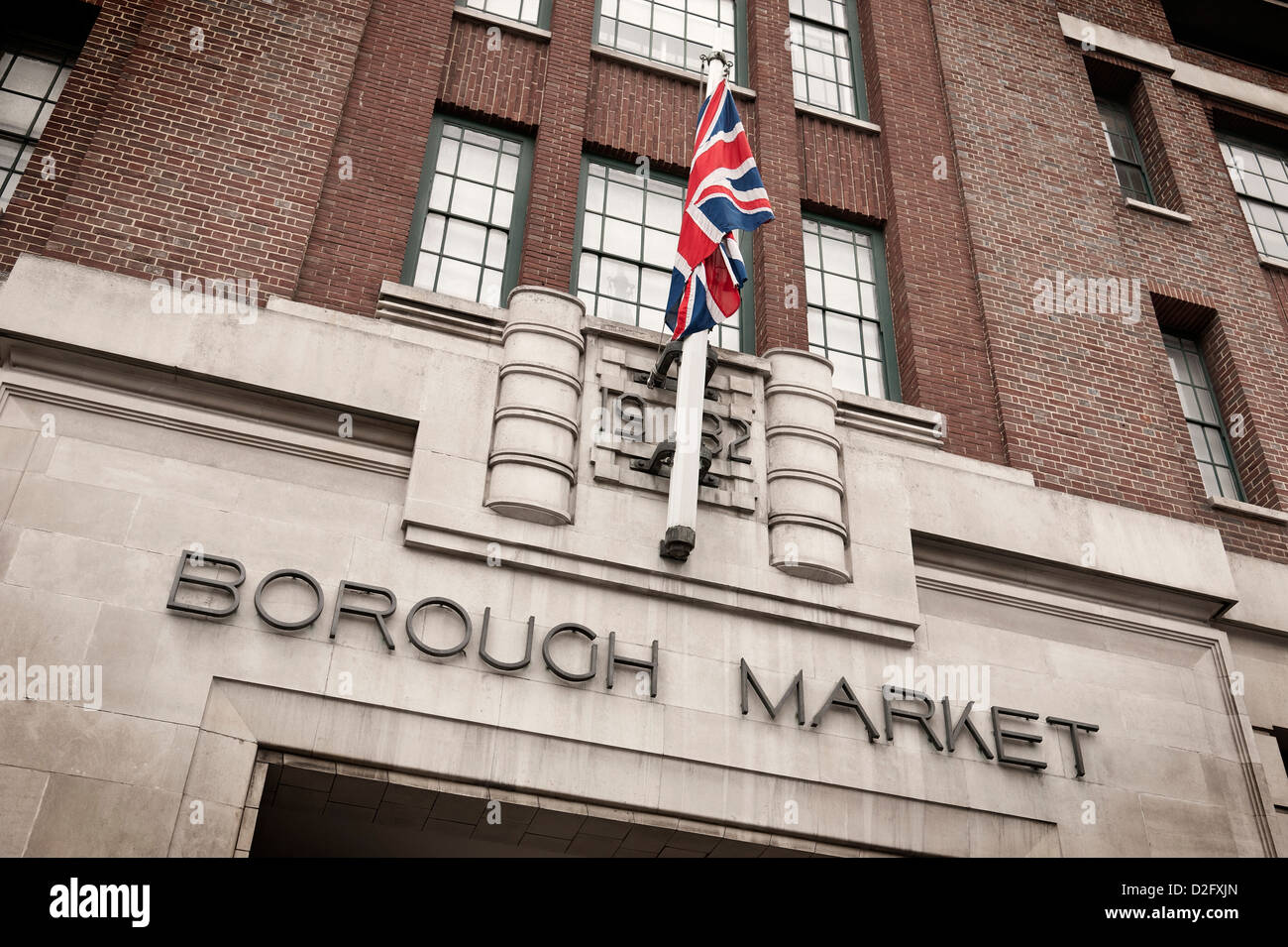 Ingresso al Mercato di Borough di Londra con Union Jack flag battenti, England Regno Unito Foto Stock