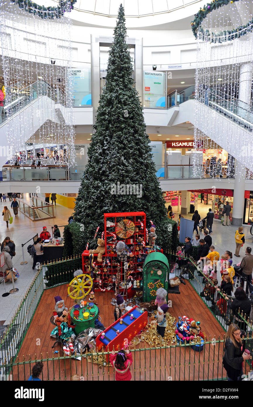 Gigantesco albero di Natale e Santa Grotta dell'interno Churchill Square Shopping Centre Foto Stock