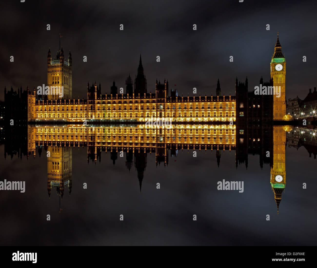 Questa è un immagine del Palazzo di Westminster e il Big Ben riflettendo nel Tamigi di notte. Foto Stock