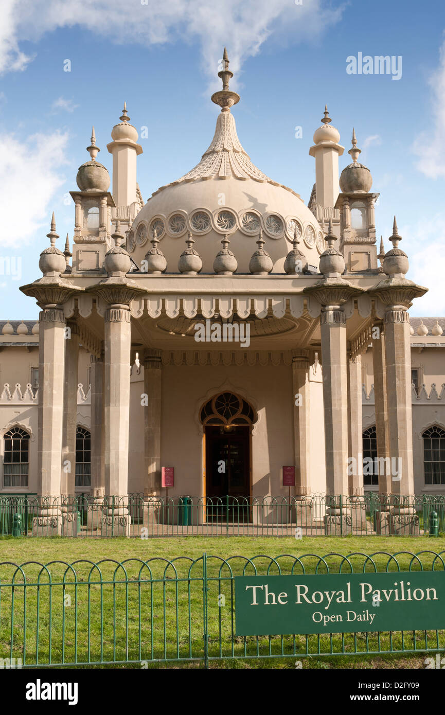 Parte anteriore della storica vecchia Royal Pavilion in Brighton West Sussex, in Inghilterra, Regno Unito Foto Stock
