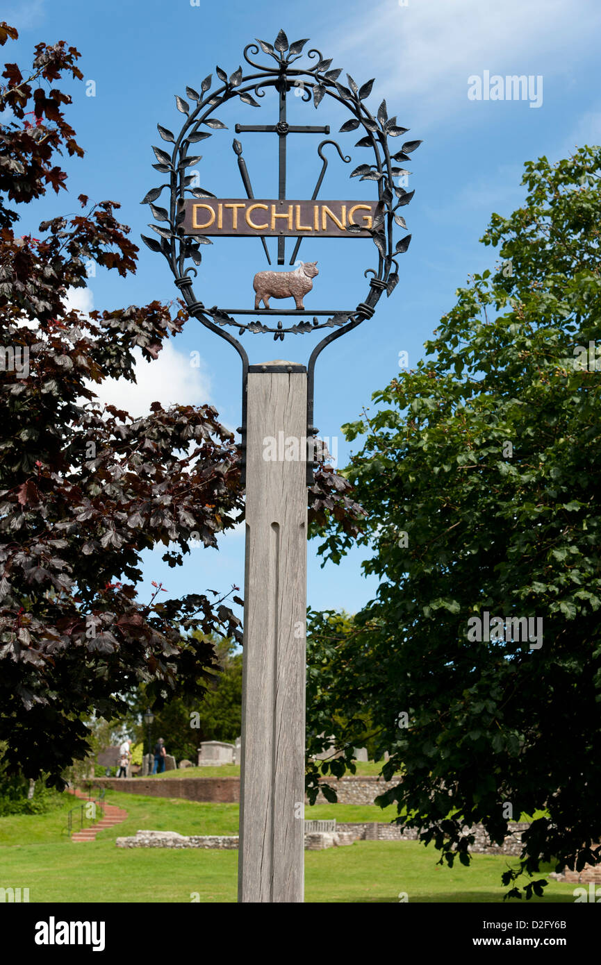 Segno del villaggio per Ditchling in Ditchling verde, East Sussex, England Regno Unito Foto Stock