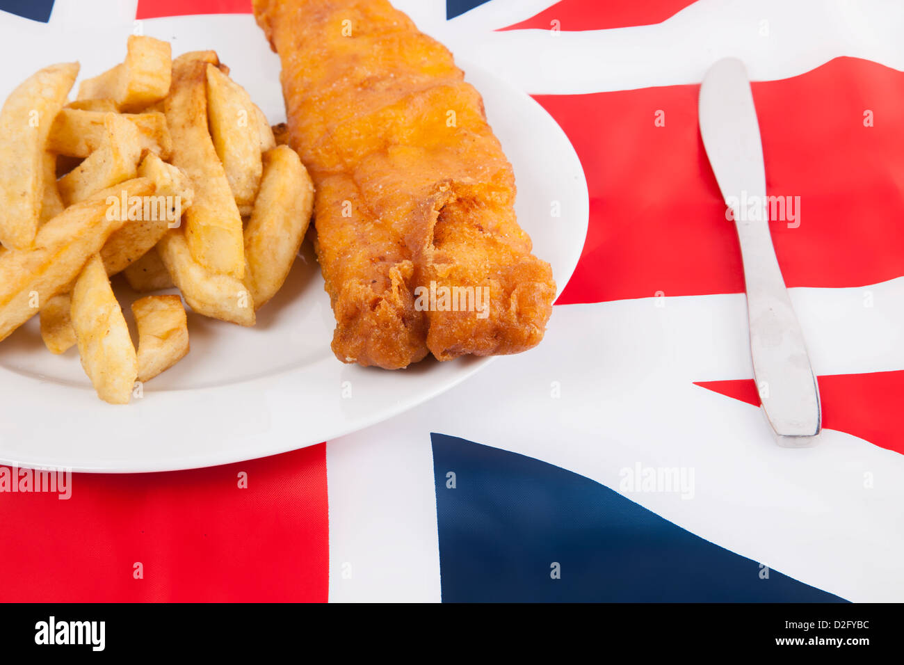 Ritagliato shot di junk food sulla bandiera britannica Foto Stock