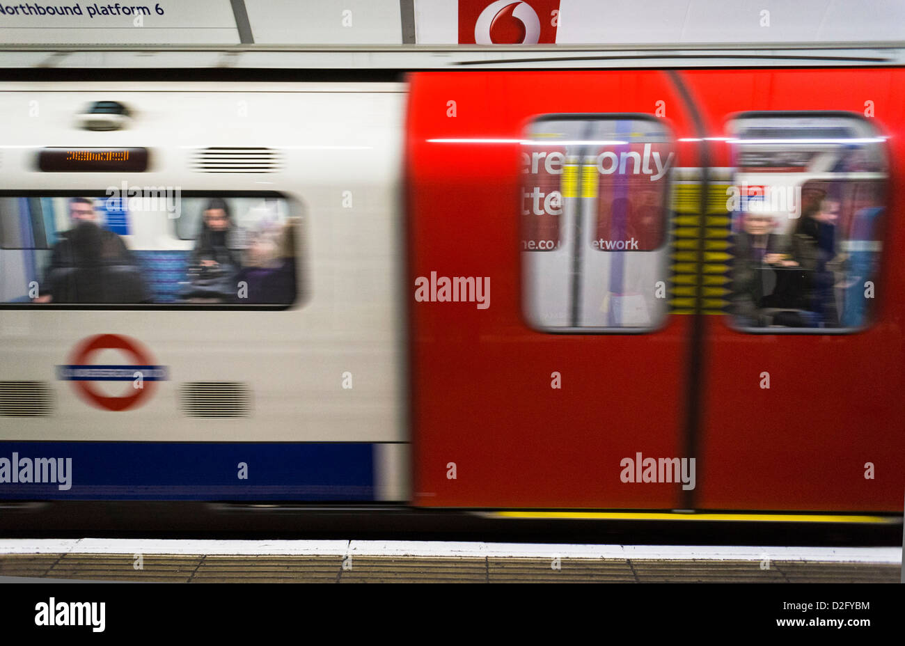 Londra metropolitana treno in movimento, London, England, Regno Unito Foto Stock