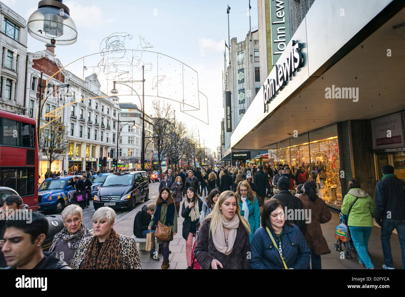 Oxford Street, Londra - negozi sulla trafficata London Street Foto Stock