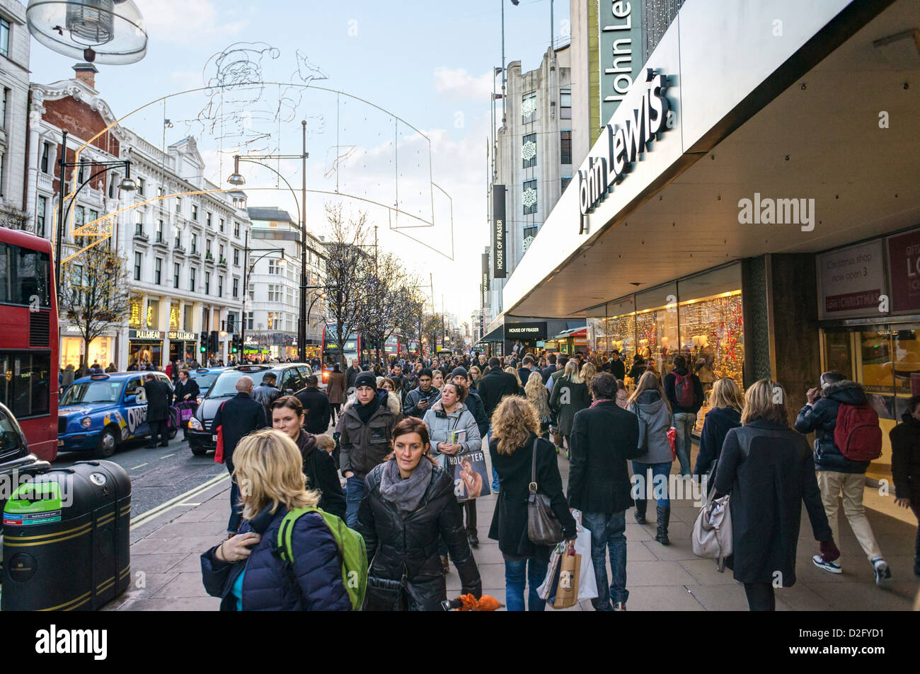 Oxford Street, Londra a Natale, Regno Unito - persone che fanno shopping Foto Stock