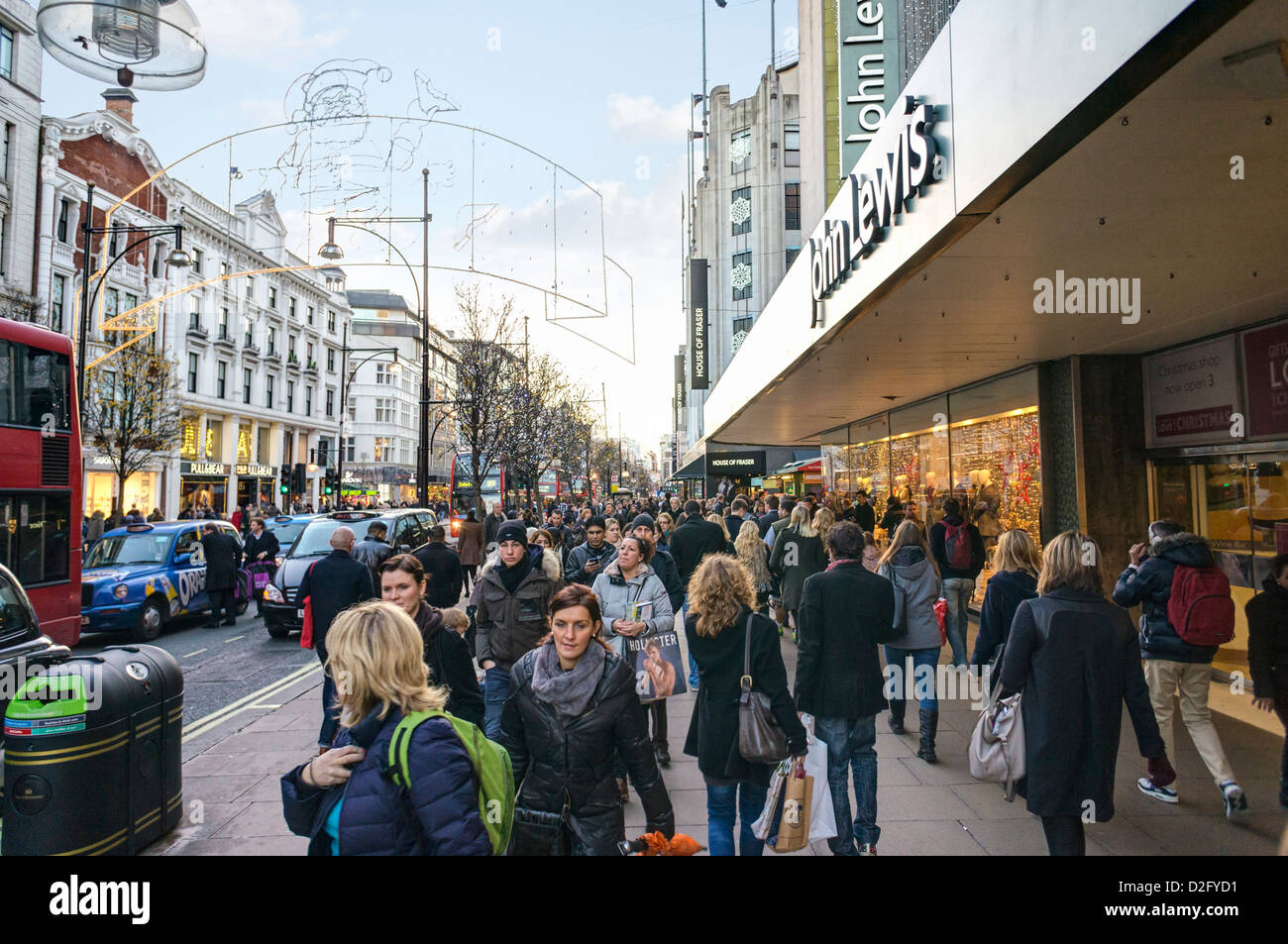 Shopping in una trafficata strada di Londra, Oxford Street, Londra a Natale, REGNO UNITO Foto Stock