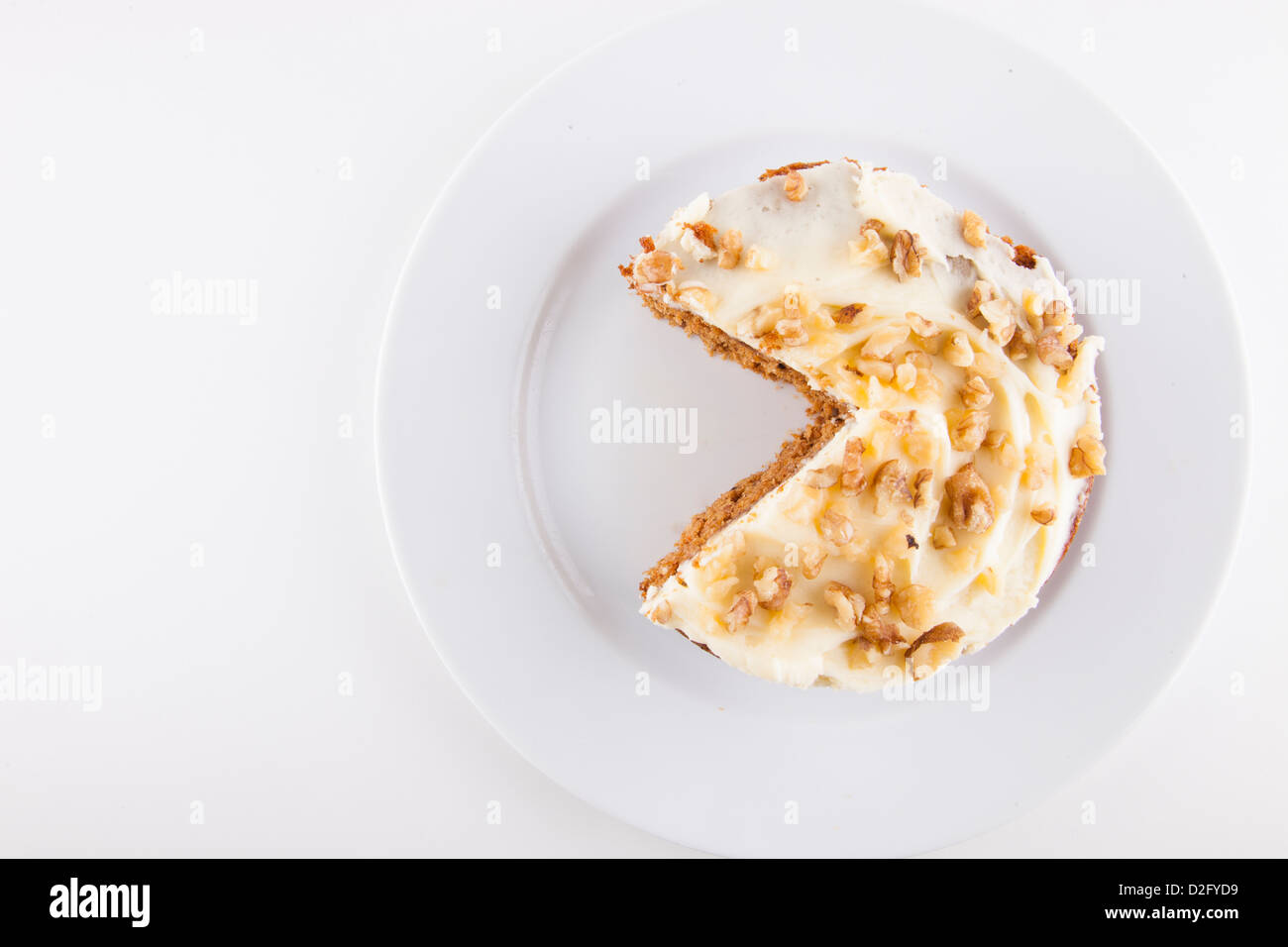 Torta di noci nella piastra su sfondo bianco Foto Stock